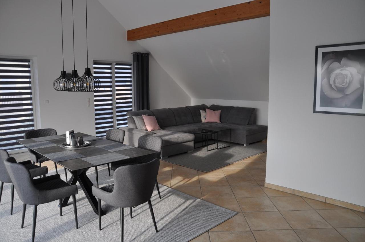 Schnurs Ferienwohnung Römerberg Esterno foto